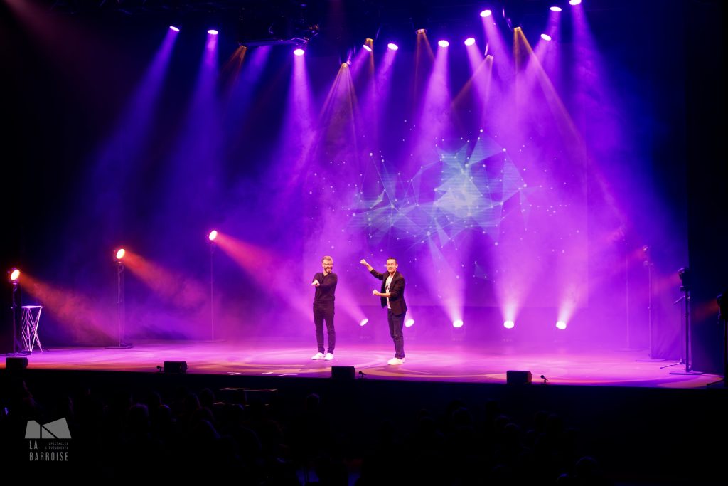 Scène de concert éclairée en lumières violettes pendant le festival